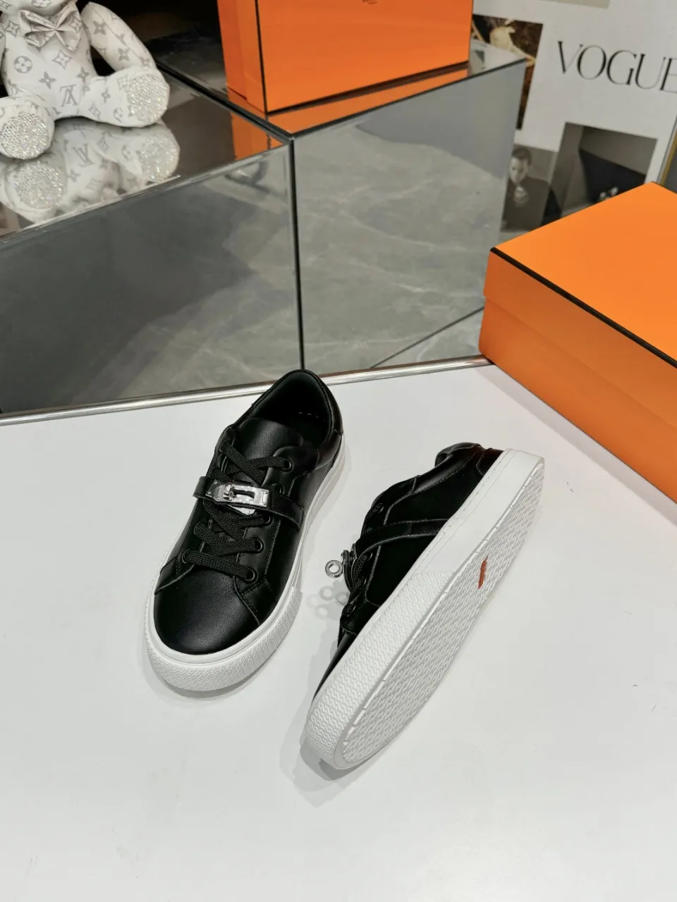 Men's Men's Shoes💰620❤️❤️❤️HERMES 2021 latest Kelly buckle white sneakers are online! The highest version on the market! Purchasing level quality! The H family rarely produces flat casual shoes, and they are styled with classic palladium-plated Kelly shoe buckles! Create a fashionable urban look that perfectly embodies the noble and elegant style of Hermès! Material selection: Fabric imported cowhide, lining + foot pads imported sheepskin, original molded TPU outsole, heavy gold molded kelly buckle full of texture Size: Female: 35-41 (41 is not returnable) Male: 39-45 (45 is not returnable)